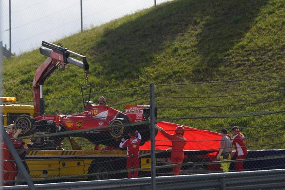 La Ferrari di Antonio Fuoco portata via dopo l&#39;uscita nei test di Zeltweg. Colombo 